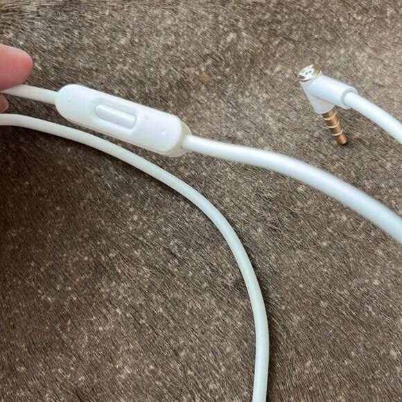 Beats by Dr. Dre Studio 2 Wireless Over Ear Headphones - Picture 4 of 12